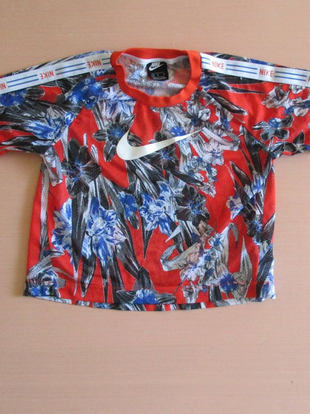 Nike Women’s Floral Mesh Crop Top Size Medium
